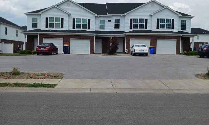 Bowling Green House | Sweet Home 4 Townhouse