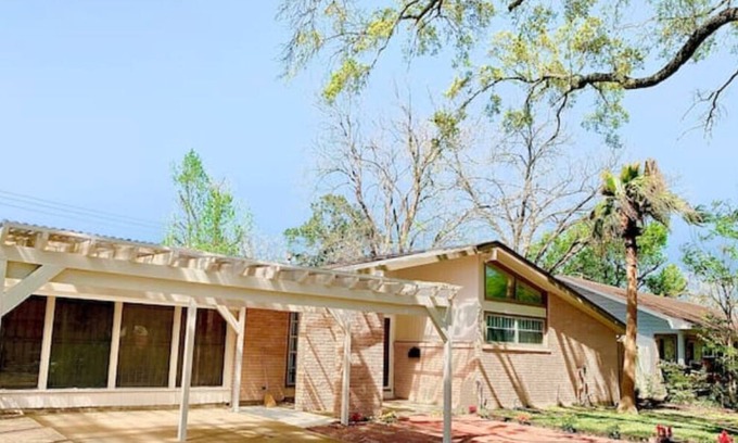 Sharpstown House | Sweet Home IV - Close to Downtown, Mall, and Bars