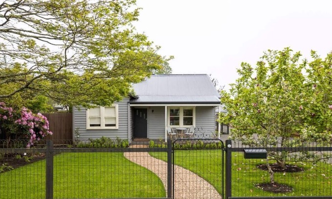 Trentham Cottage | Sweet Magnolia Cottage in the heart of Trentham