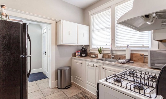 Central Gardens House | Sweet Midtown Memphis 1BR + Fireplace