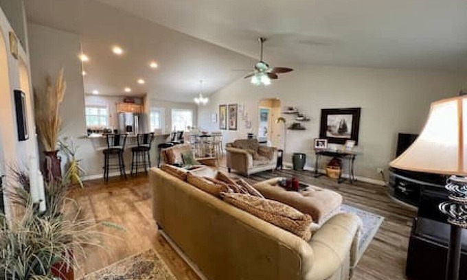 Baker City House | Sweet Retreat, Cozy! 3 Brdm, 2 Bath Home, Local Golfing 50% Off