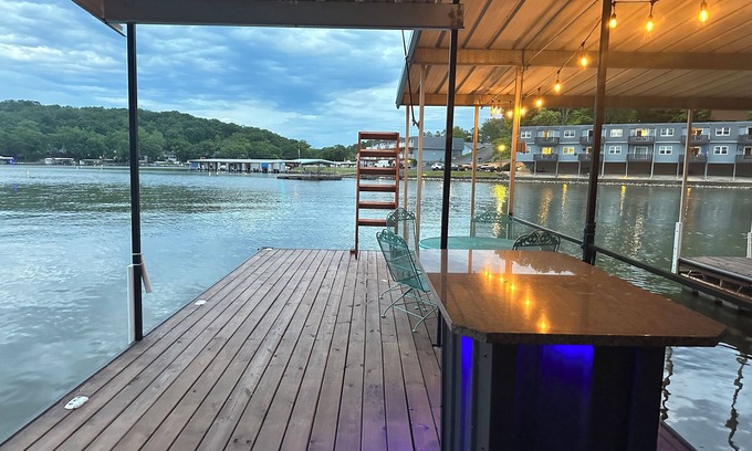 Linn Creek House | Sweet Retreat- Lake Front Home in the Ozarks at 28mm