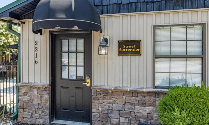 Pigeon Forge Ski Chalet | Sweet Surrender cabin