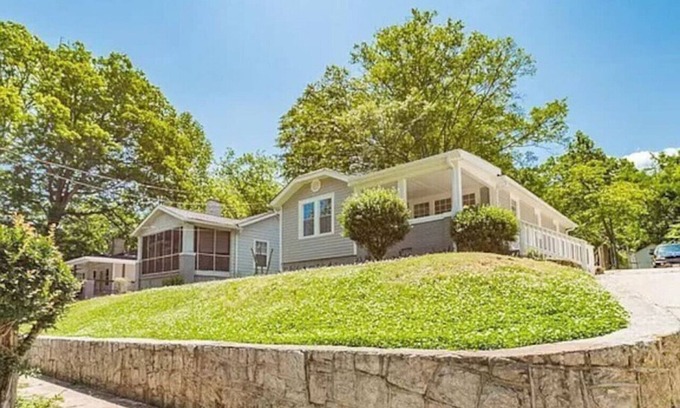 Sylvan Hills House | Sweet Sylvan Hills 3/2 - Ten Minutes to Airport