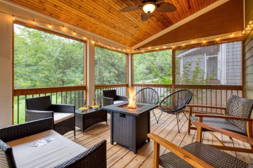 Black Mountain House | Sweetgum by AvantStay Black Mountain Retreat w Covered Deck