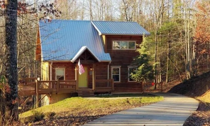 Boomer Cabin | Sweetwater Lodge, Waiting for You! Motorcycle Friendly w/Poker Table in Gameroom