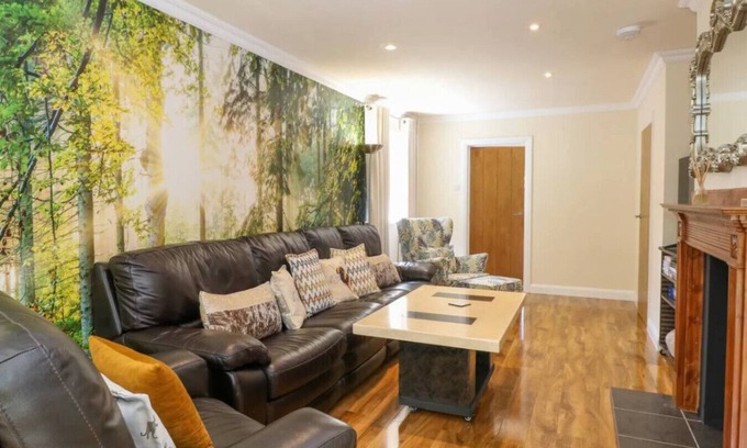 Irstead House | Swift Host: 3 Double beds | Parking | Peaceful
