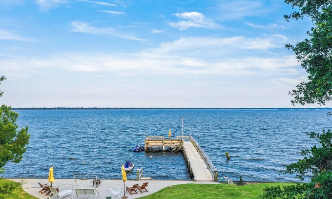 Russellville House | Swimmin’ Hole 2 | Lakefront Getaway | Back Porch Living | Dock & Boat Launch