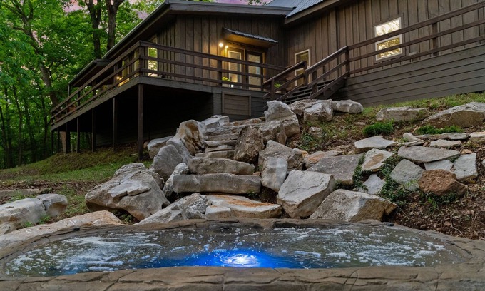 Marshall House | Swimming Hole Family Lodge Buffalo River Hot Tub