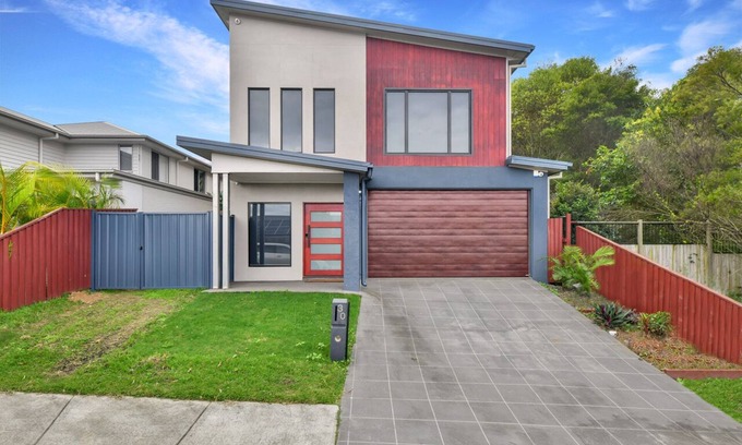 Bellbird Park House | Swimming pool and Basketball Court