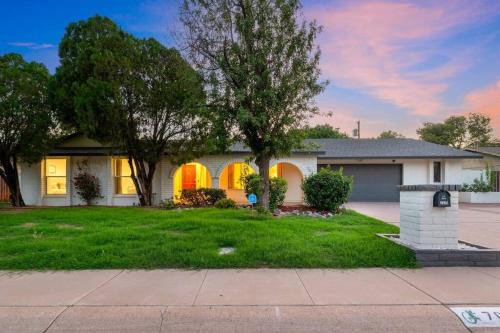Camelback East House | Swimming Pool Full Kitchen W&D 10 Min To Airport