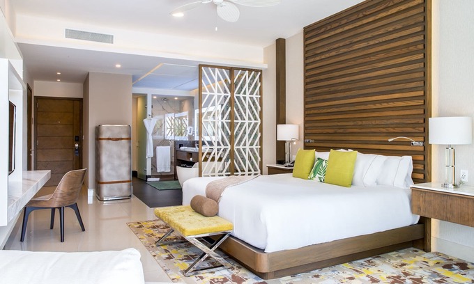 Puerto Juarez Resort | ✩SwimUp✩OceanView✩588 sqft✩Near Airport & Downtown Cancun✩