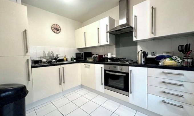 Swindon House | Swindon Cozy Central Home with Free Parking!