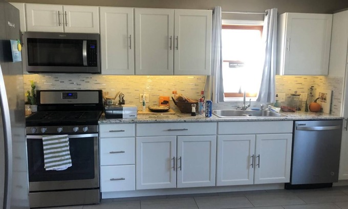 Medicine Lodge House | SwinHousing - Church Hill Suite, Sleeps 6
