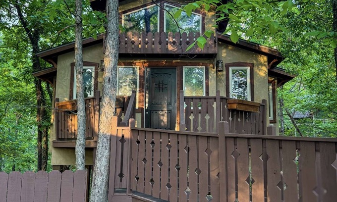 Eureka Springs Cottage | Swiss Chalet Treehouse with Jacuzzi
