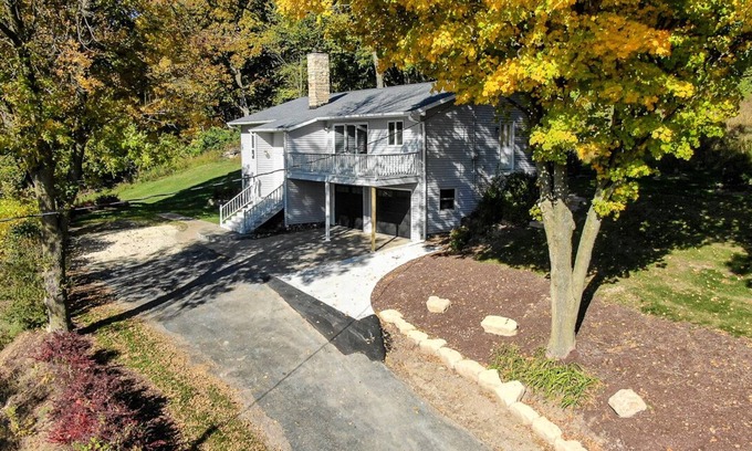 Table Mound House | Swiss Valley Getaway - Dubuque/Tri-State Area