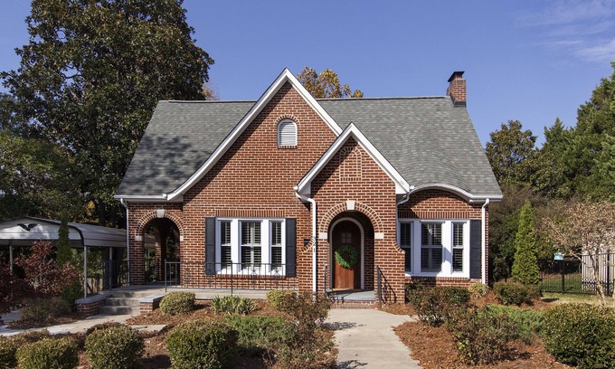 Lincolnton House | Sycamore House steps away from Downtown Lincolnton, 30 mins to South Mtn Park!