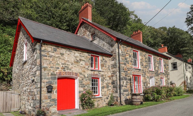 Fishguard Cottage | SYCAMORE VESTRY, pet friendly, character holiday cottage in Fishguard