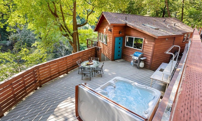 Guerneville Cabin | Sydney's Retreat: Stylish & Captivating Treetop Paradise! HtTb/Pup/WiFi