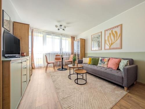 Fabryczna Apartment | Szybowcowa Homely Apartment by BookingHost