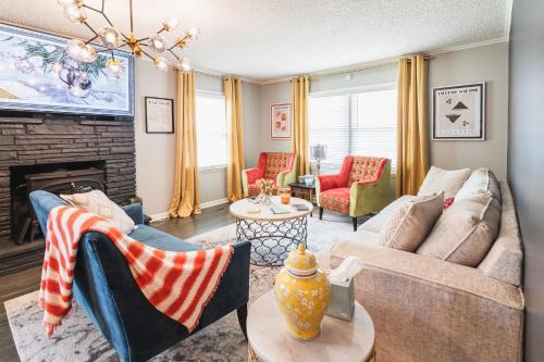 Mayo Meadow House | T-Town Bougie Trendy and Fun! 4 Beds blocks from Expo!