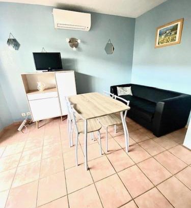 Saintes-Maries-de-la-Mer Apartment | T2 cabine avec piscine collective, parking, climatisation, pour 4 personnes
