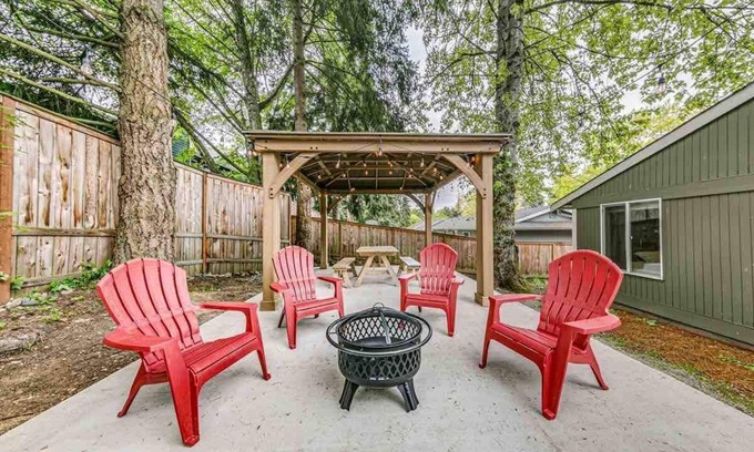 West End House | T2: Chillin Villa: Gazebo for hangout n cozy house