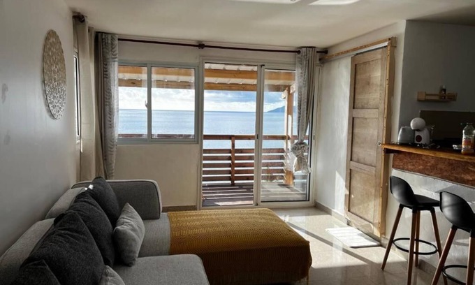 Acoua Apartment | T2 cosy Côte îlots au bord de la plage vue panoramique, coucher de soleil.