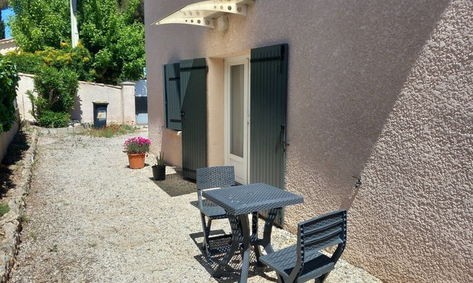 Saint-Mitre-les-Remparts Apartment | t2 in quiet neighborhood with all comforts
