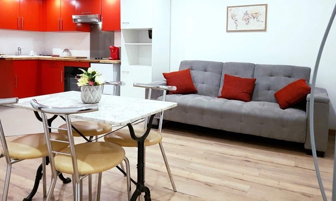 Razac-sur-l'Isle Apartment | T2 with independent entrance on the ground floor with terrace overlooking wooded land