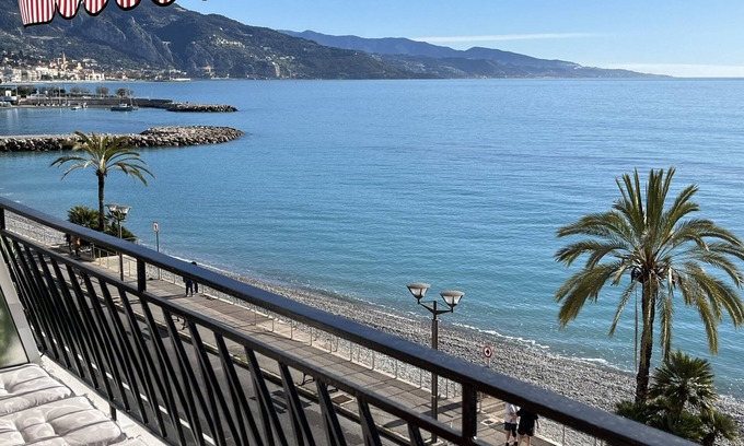 Roquebrune-Cap-Martin Apartment | T3 apartment directly by the sea. Air-conditioned, exceptional view4/5 people
