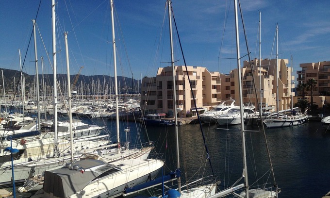 La Faviere Apartment | T3 Bright 60m ² air conditioning, WIFI, 2 CH, elevator, view Port, sea, garage, pool