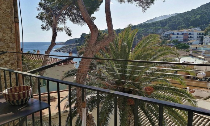 Tamariu Apartment | T4 · Beachside escape with unbeatable views