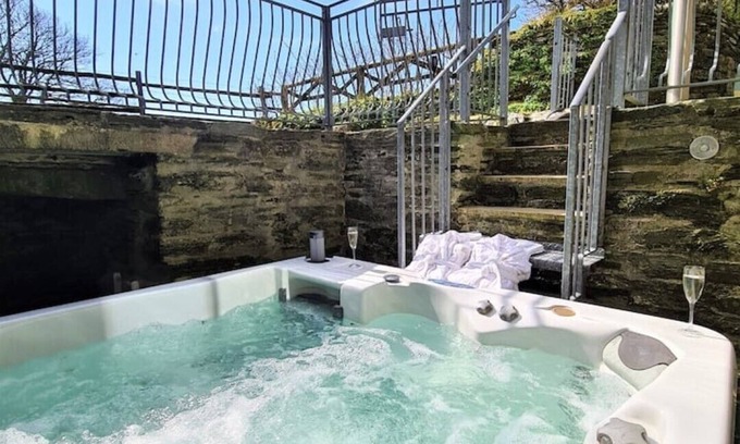Fivelanes Ski Chalet | Ta Mill Meadowview Chalet 4 in a Stunning Retreat