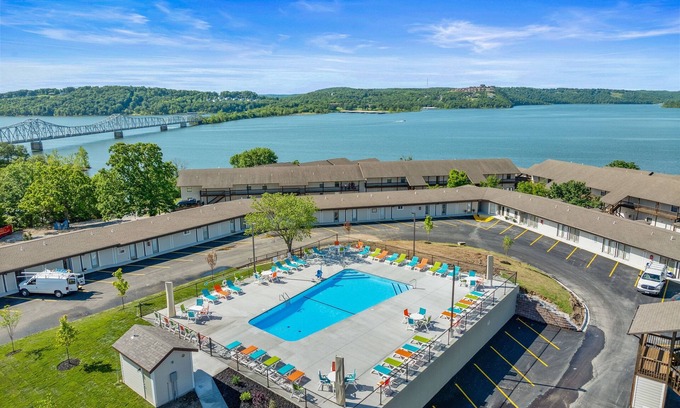 Kimberling City Condo | Table Rock Lake Views and Pool Vibes Await