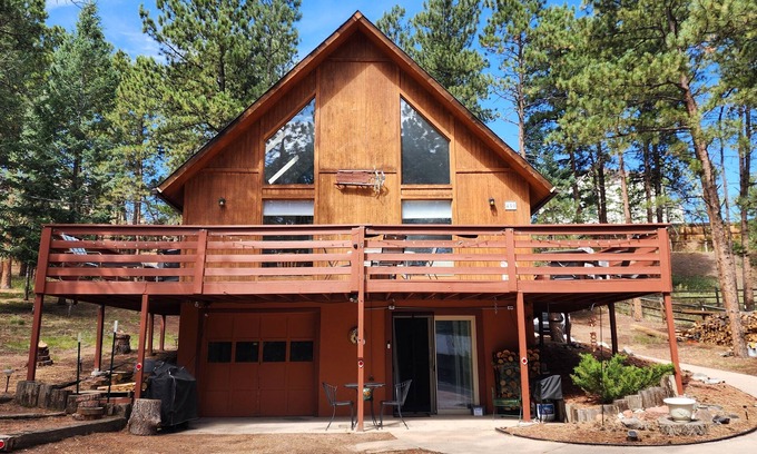 Woodland Park Ski Chalet | Tackle Mountain Lodge: Loft, Activities, Relaxation, and No Chores!