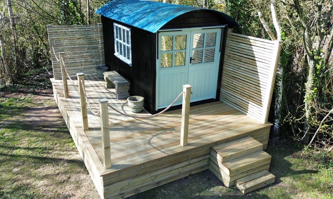 Holworth Cabin | Tadnoll Escape- Shepards Hut- Sleeps 2- Bbq- Lake