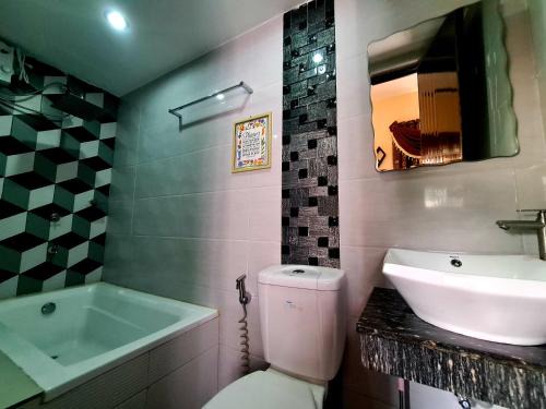 Canlubang Apartment | Tagaytay Staycation House by Bea & RM