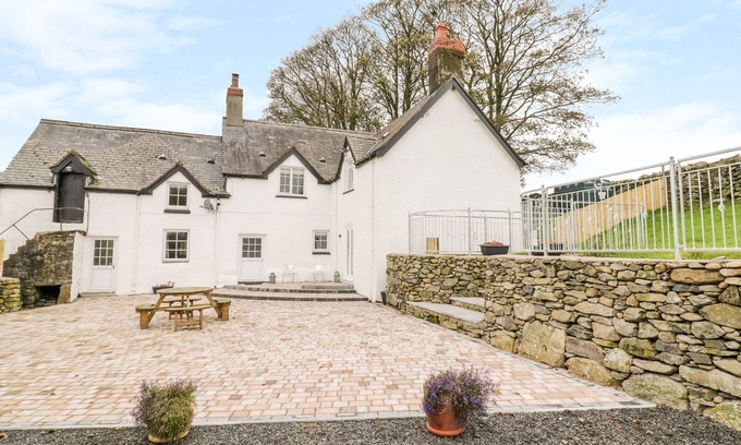 Corwen Cottage | TAI UCHA, family friendly, with hot tub in Cerrigydrudion