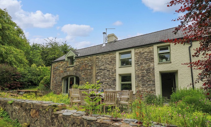 Dinas Cross Cottage | TAIBACH, pet friendly, character holiday cottage in Dinas Cross