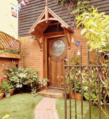 Stalham House | TAIL END: Bijoux Broads & Beach Base! Now with TV!