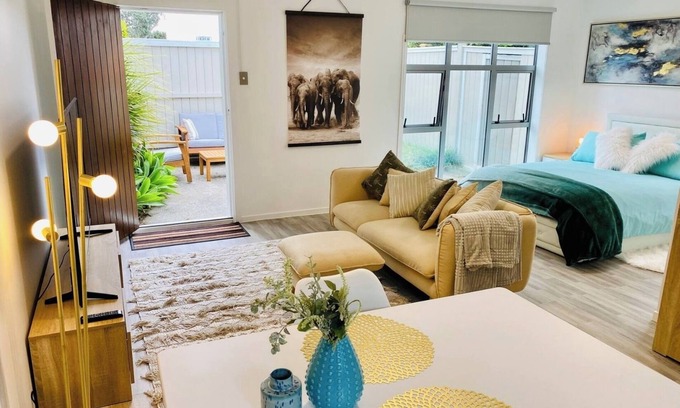 Hauraki Apartment | Takapuna Guest House. nModern, private self contained.nStroll to Beach & Shops