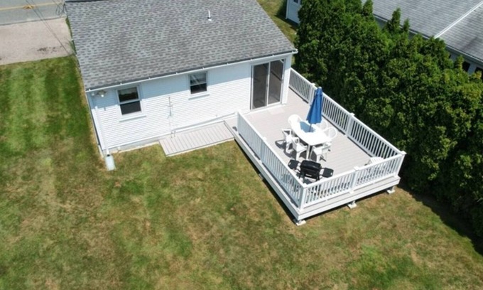 Narragansett House | Take a break and unwind at this peaceful oasis