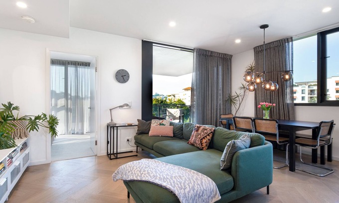 Newstead Apartment | Take Riverside Walks - Near a Family Flat - With a BBQ and Pool