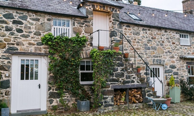 Bangor Cottage | Tal Y Bont Uchaf Courtyard - a dog that sleeps 18 guests in 6 bedrooms