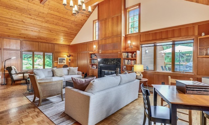 Stowe House | Talking Trees Lodge: 4 br, wood fireplace, deck, hot tub, garage!