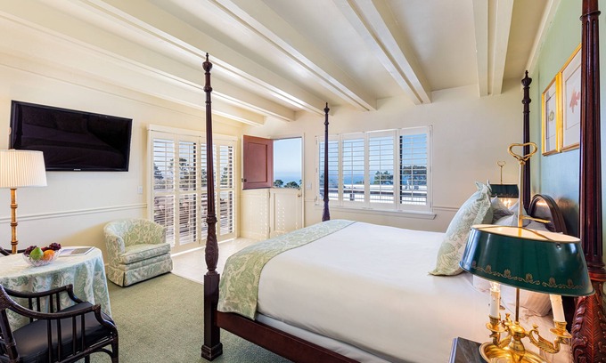 Northwest Carmel Bed & Breakfast | Tally Ho Inn