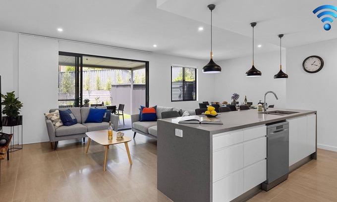 Nelson Bay Villa | Talmora – easy stroll to beach and shops