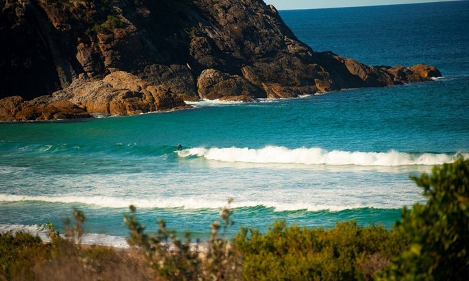 Boomerang Beach House | TAMBAC, Amazing Water Views - 3 min walk to the beach!