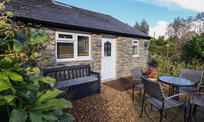 Harlech House | Tan Isa
